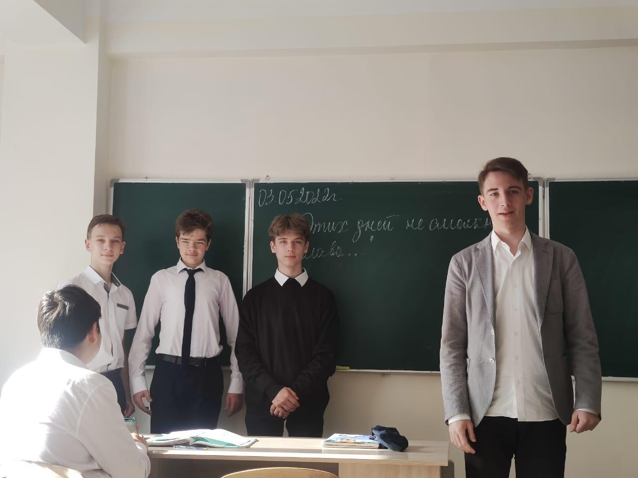 Этих дней не смолнкнет слава...