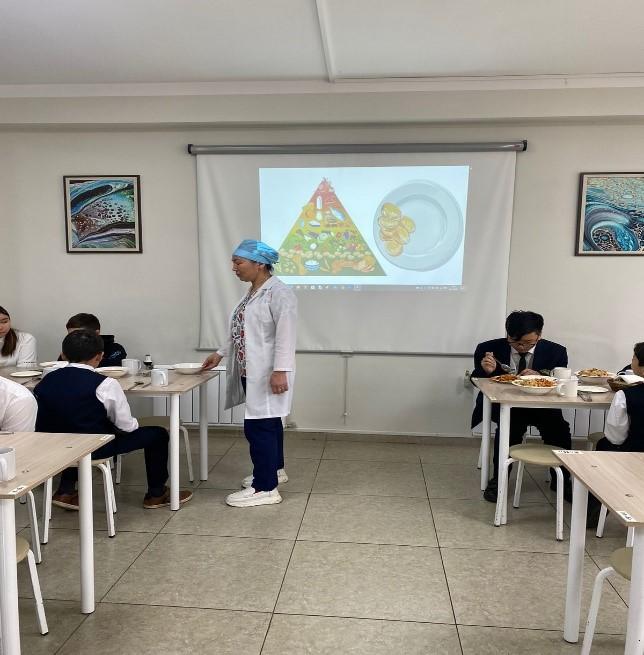 Социальный педагог и медсестра  провели беседу на тему "Что такое здоровое питание"